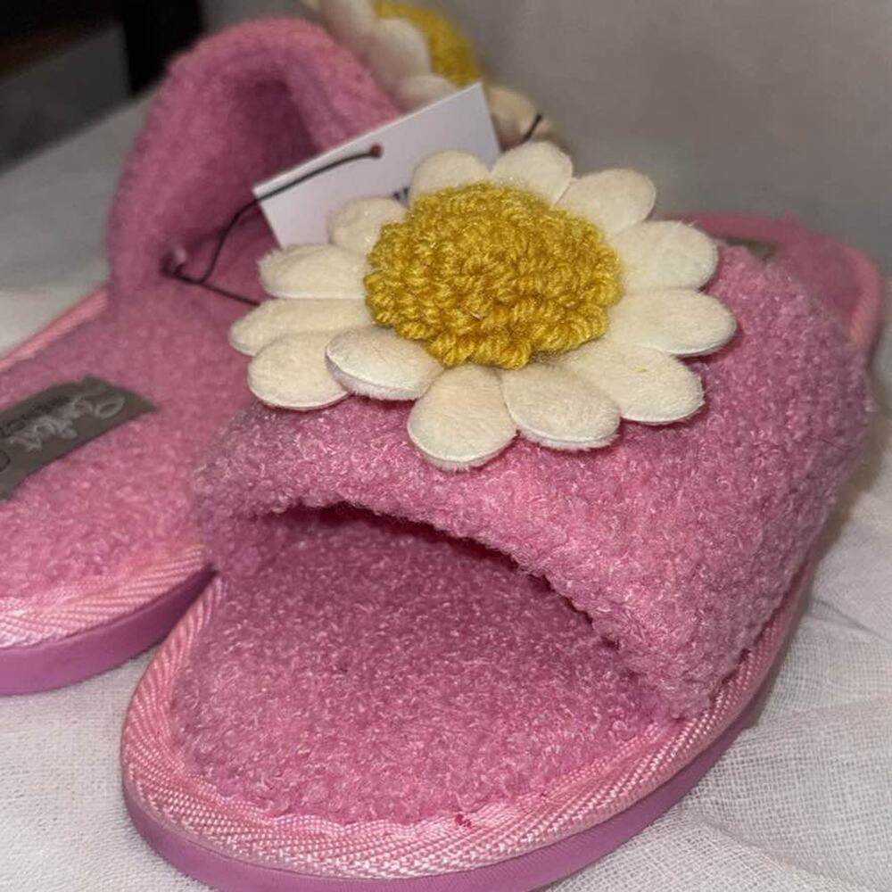 Trendz Pink Daisy Slippers Size 7/8